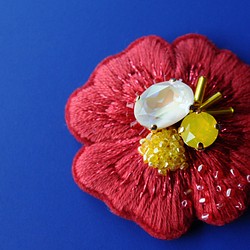 ＜Kira～ツムガレルハナ～＞花刺繍ブローチ「レッド×イエロー」 1枚目の画像