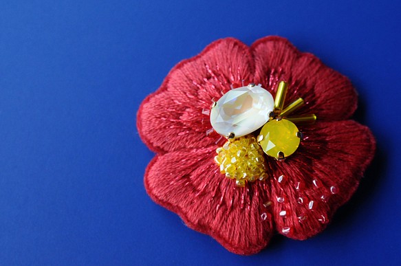 ＜Kira～ツムガレルハナ～＞花刺繍ブローチ「レッド×イエロー」 1枚目の画像