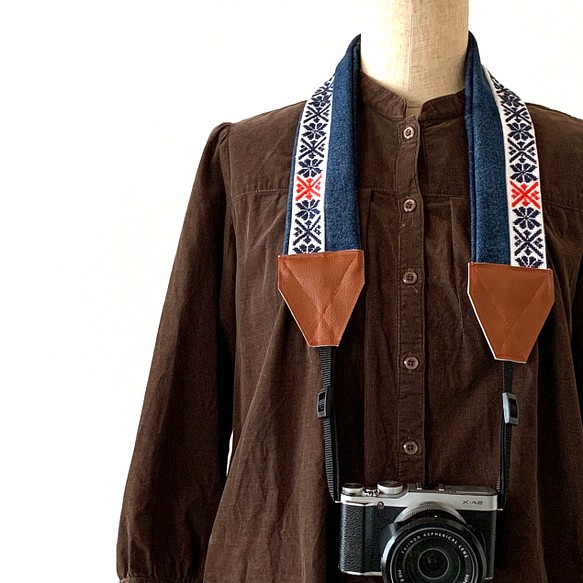 Kogin-zashi 相機背帶 ☺︎ 半藍花 [刺繡 ☺︎ 牛仔布改造 ☺︎ 單反] 第1張的照片