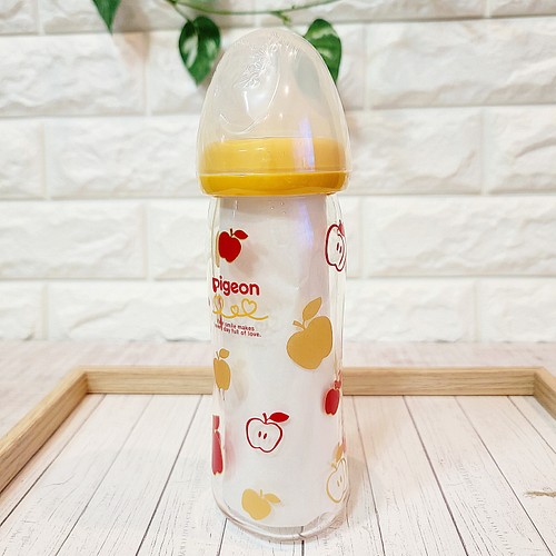 可愛いリンゴの哺乳瓶 母乳実感240ml 食器 家具 Coco630a 通販 Creema クリーマ ハンドメイド 手作り クラフト作品の販売サイト