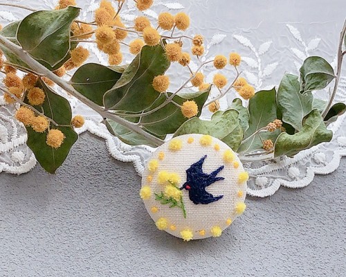 刺繍ブローチ ミモザとつばめ くるみボタン 花 鳥 ボタニカル