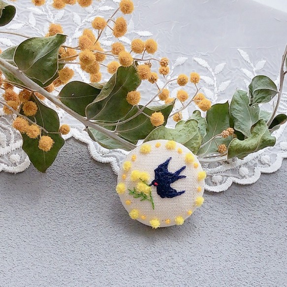 刺繍ブローチ ミモザとつばめ くるみボタン 花 鳥 ボタニカル