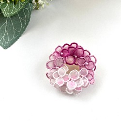 グラデーション紫陽花のリースブローチ（ピンク） 1枚目の画像
