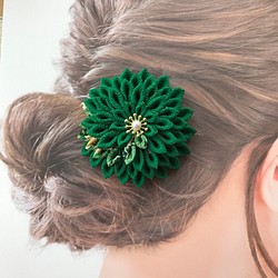 つまみ細工　2wayクリップの髪飾り　　緑系の半くすの大菊　 1枚目の画像