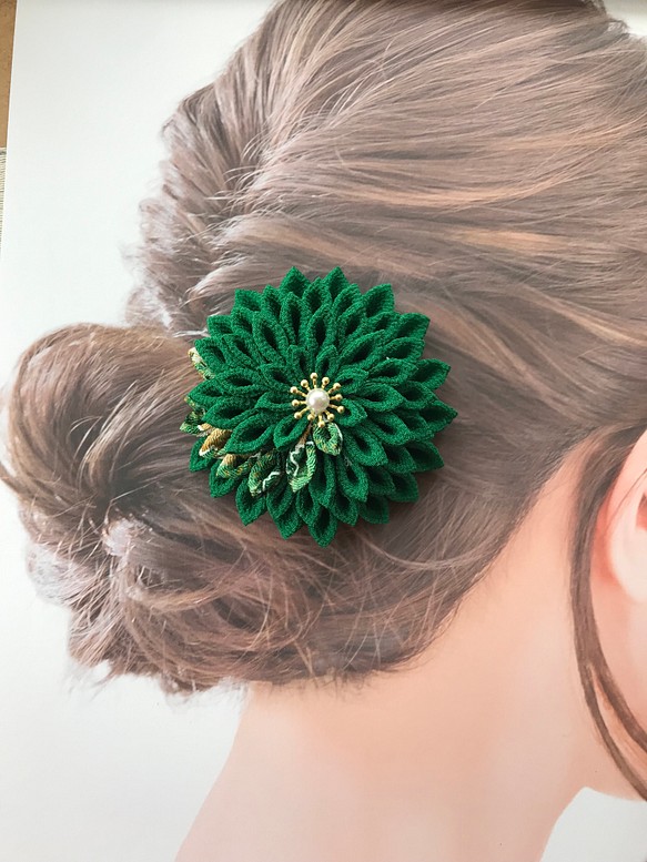 つまみ細工　2wayクリップの髪飾り　　緑系の半くすの大菊　 1枚目の画像
