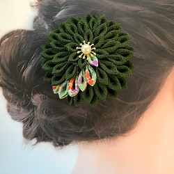 つまみ細工　2wayクリップの髪飾り　　深緑系の半くすの大菊　 1枚目の画像
