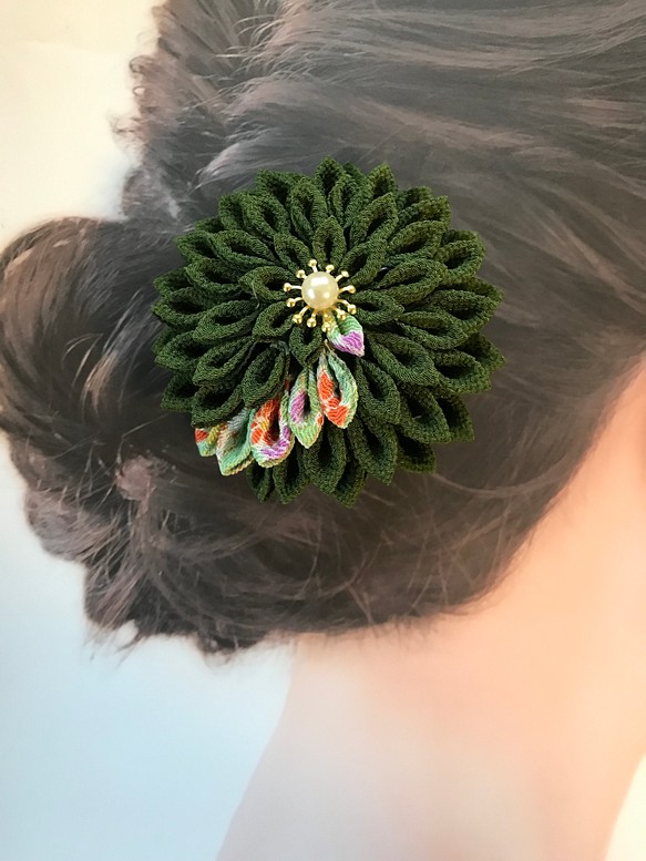 つまみ細工　2wayクリップの髪飾り　　深緑系の半くすの大菊　 1枚目の画像