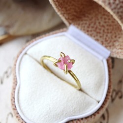 未加工的粉紅色碧璽黃銅戒指 第1張的照片