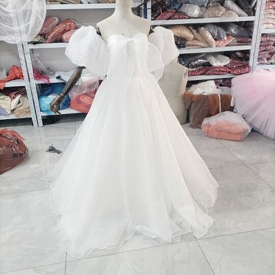 ウェディングドレス人気上昇！ウエディングドレス 取り外し袖 編み上げ リボン 花嫁/結婚式