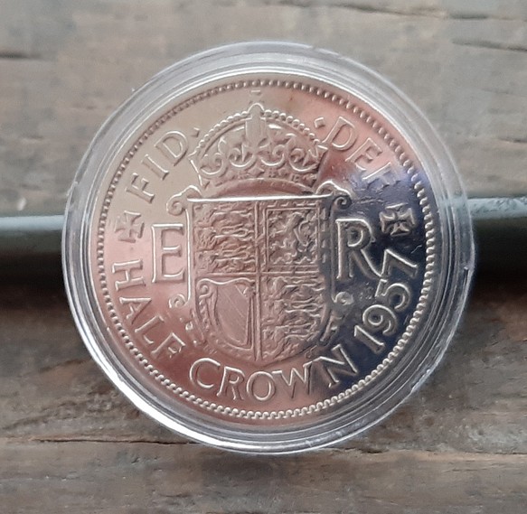 イギリス 英国 古銭 エリザベス2nd　 ハーフ クラウン コイン 1957年 昭和32年 32mm 14g イギリス 1枚目の画像