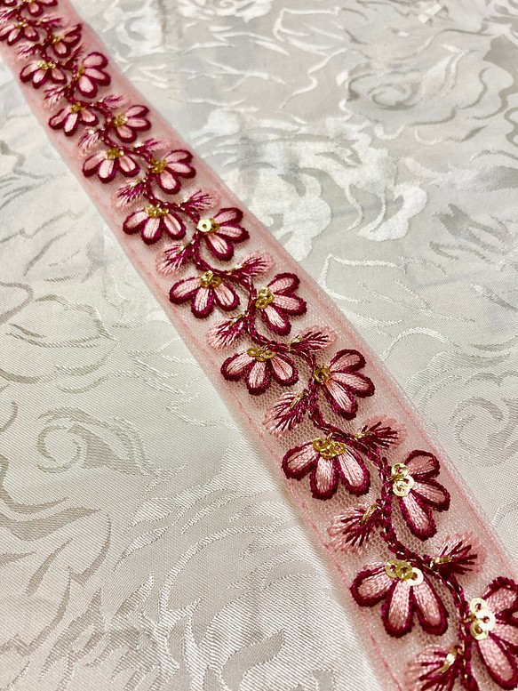 インドの刺繍リボン ピンクの花の刺繍 1枚目の画像