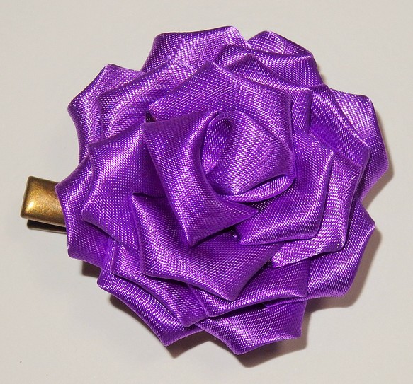 《一点物》紫　パープル　 バラ ヘアクリップ ２wayクリップ サテン 光沢 きれい　シック　ブローチ   　 1枚目の画像