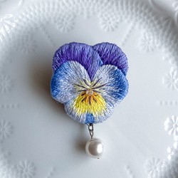 パンジーの手刺繍ブローチ紫×黄 1枚目の画像