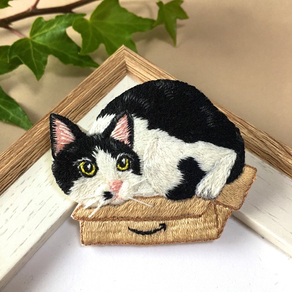 ハンドメイド 刺繍ブローチ かごの中の猫 人気商品販売中