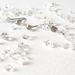 ハーキマーダイヤモンド(水晶)ピアス４㎜ 4月の誕生石 オフィスピアス 人気の天然石 1枚目の画像