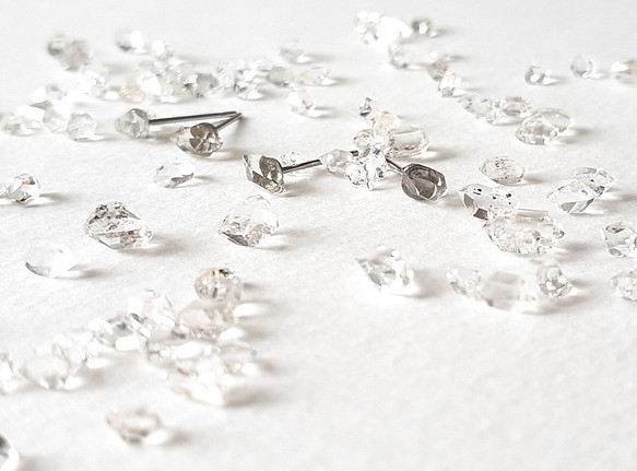 ハーキマーダイヤモンド(水晶)ピアス４㎜ 4月の誕生石 オフィスピアス 人気の天然石 1枚目の画像