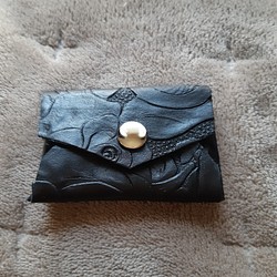 革製　手のひらサイズコインケース(黒ボタニカル柄) 1枚目の画像