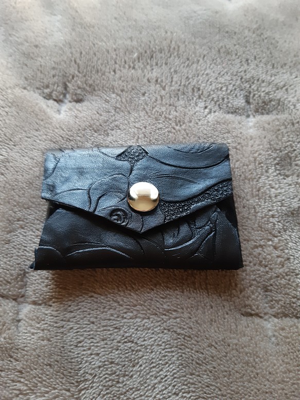 革製　手のひらサイズコインケース(黒ボタニカル柄) 1枚目の画像