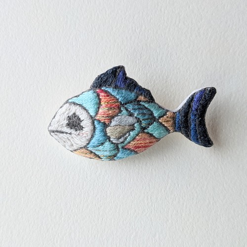 刺繍ブローチ 魚ブローチ カラフルな魚 サーカス ブローチ よう 通販 Creema クリーマ ハンドメイド 手作り クラフト作品の販売サイト