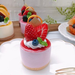 大粒の完熟イチゴのムスケーキメモスタンド　現品のみ☆ フェイクスイーツ☆誕生日☆フェイクケーキ☆メモスタンド 1枚目の画像