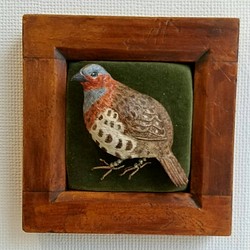 コジュケイのブローチ 額付き    木で作った鳥のブローチ 木彫り-バードカービング·鳥好きさんへ 1枚目の画像