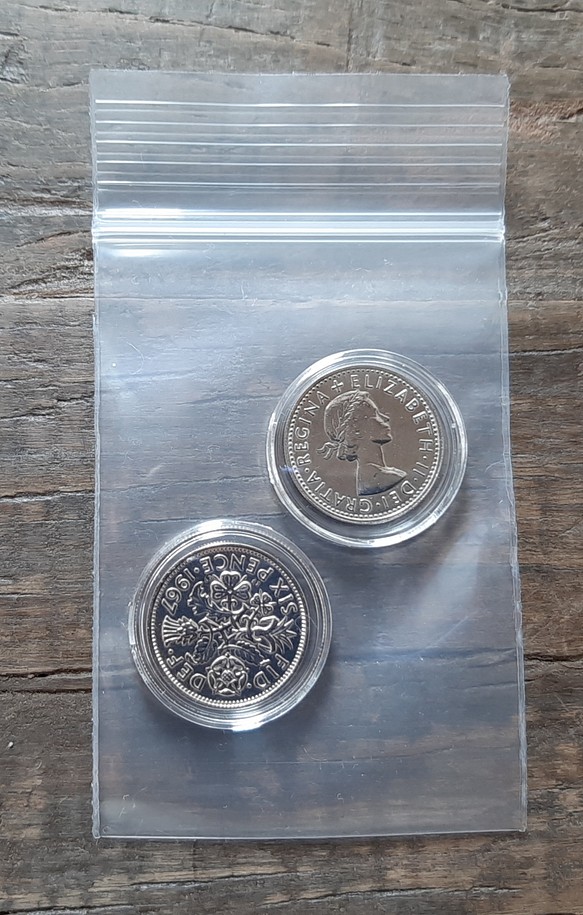 幸せのシックスペンス イギリス 2個セット ラッキー6ペンス 本物古銭英国コイン  コインカプセル付き 美品です 1枚目の画像