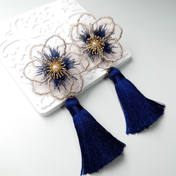 紫陽花の約束 Color2:紺 刺繍ピアス 大ぶり ウェディング 結婚式 ジューンブライド 1枚目の画像
