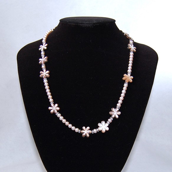ブラウンシェルフラワーとピンクの淡水真珠のネックレス 1枚目の画像