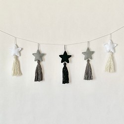 〈再販〉フェルトの星とタッセルのガーランド　モノトーン　七夕飾り 1枚目の画像