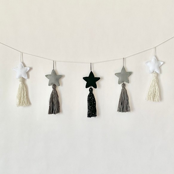 〈再販〉フェルトの星とタッセルのガーランド　モノトーン　七夕飾り 1枚目の画像