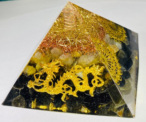 黄金比】ドラゴンのオルゴナイト 【ピラミッド】 - インテリア小物