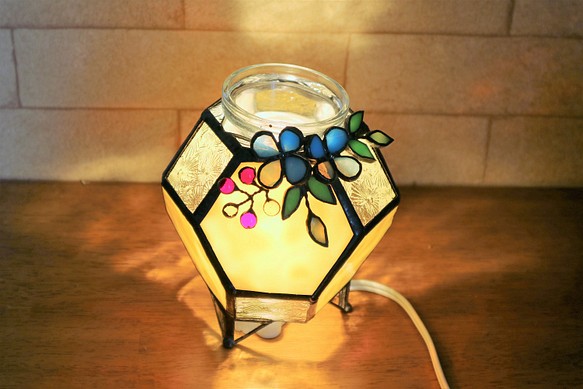 ミルクガラスのアロマランプ(花付き) 1枚目の画像
