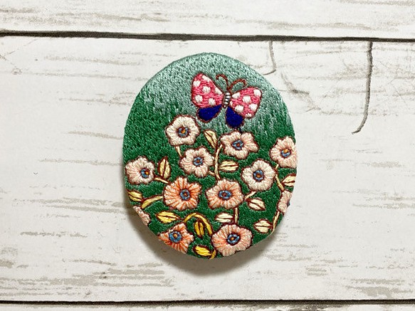 手刺繍オリジナルブローチ＊レトロポップな花と蝶 1枚目の画像