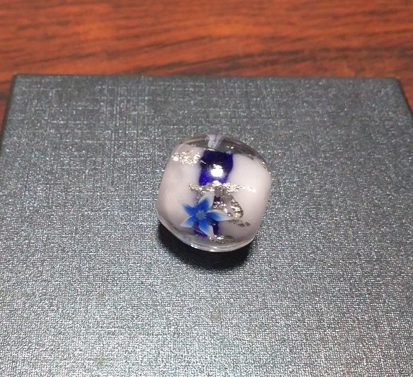 専用品 プラチナ箔の入った青い花のトンボ玉 とんぼ玉 craft M and M