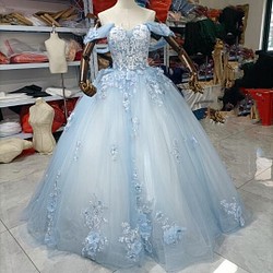 憧れのドレスカラードレス 爽やかで優しいブルー 取り外し袖 贅沢な総レース プリンセスライン 結婚式/披露宴 1枚目の画像