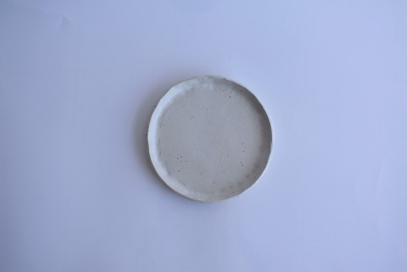 縁がなみなみした丸いプレート中皿　白御影土×白失透釉 1枚目の画像