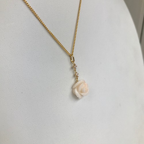 珊瑚彫刻『白い薔薇のペンダント』トップK18 R40528 ネックレス 