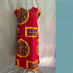 【送料無料】アフリカ布のシンプルAラインワンピース＊カタツムリ柄＊赤 1枚目の画像