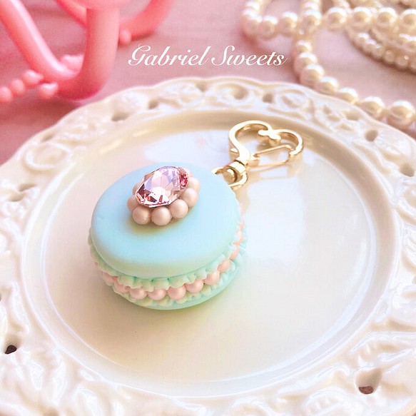 princess macaron ☆キーホルダー〔水色マカロン×ピンクビジュー〕 1枚目の画像