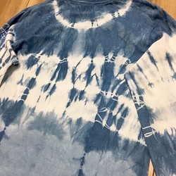 Tシャツ長袖 レディースLサイズ（XSサイズ) no.30オリジナル 藍染 絞り 手染め ロンT カジュアル　藍色 1枚目の画像