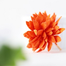 橙色の立体刺繍ダリアポニーフック 1枚目の画像