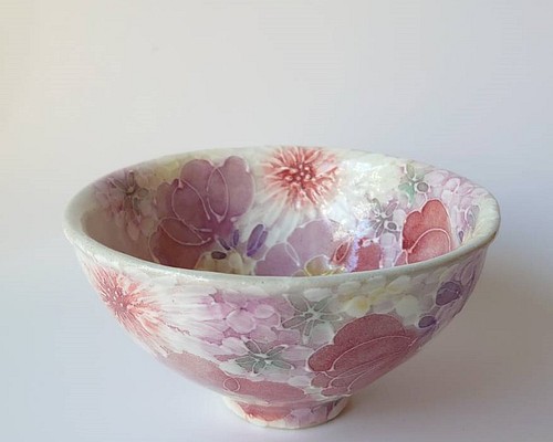 工房ゆずりは お茶碗 紅色や赤紫系の花柄と繊細な白い花が印象的 薄