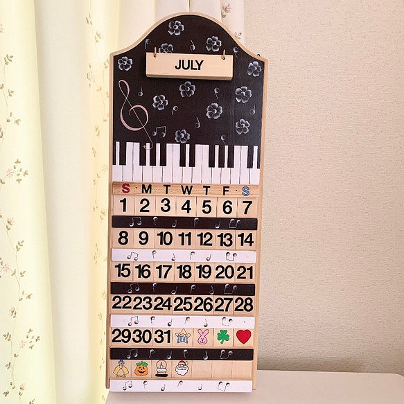 ピアノ鍵盤模様♡ピンクのト音記号と音符の木製カレンダー　　トールペイント 1枚目の画像