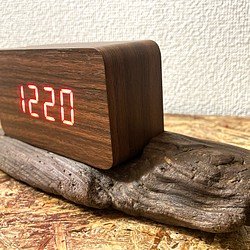 ニトリデジタル時計　ホルツ（M）専用　流木で作った飾り置き台 1枚目の画像