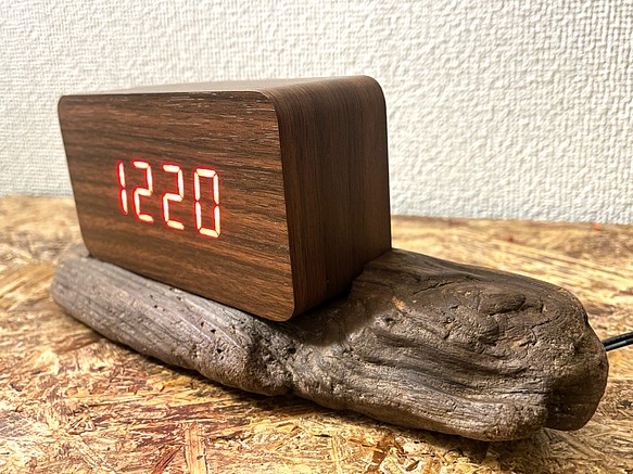 ニトリデジタル時計　ホルツ（M）専用　流木で作った飾り置き台