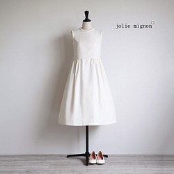 【幹練利落感的成熟夏裝！ ] 不同材質的領子自然連衣裙 [Off-white x Greige] 第1張的照片