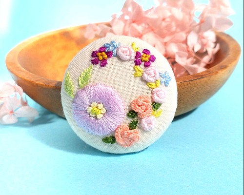 【リース刺繍 くるみボタン ブローチ】薄紫の丸いお花とカラフル