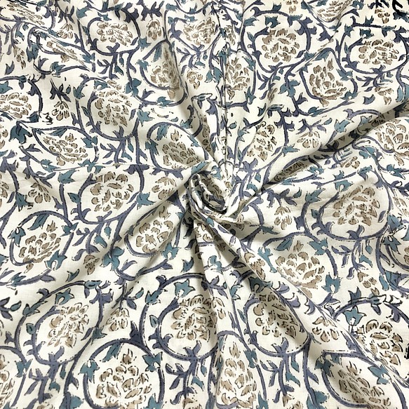 【50cm単位】ホワイトブルーつる植物　インドハンドブロックプリント生地　テキスタイル　コットン 1枚目の画像