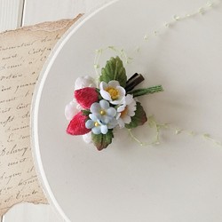 染め花イチゴと小花のミニクリップ 1枚目の画像