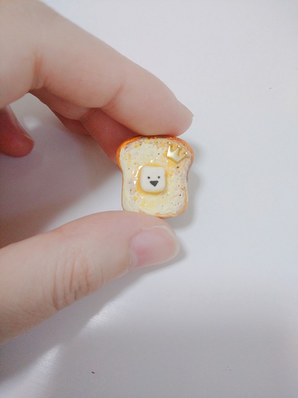 クラウンバタートーストのブローチ☆(笑顔) 1枚目の画像